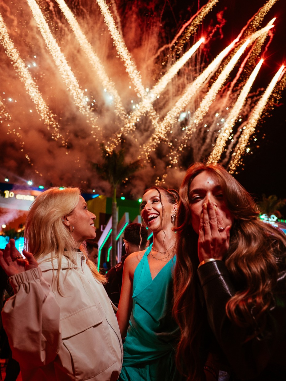 Aniversariantes celebrando no Na Praia Festival